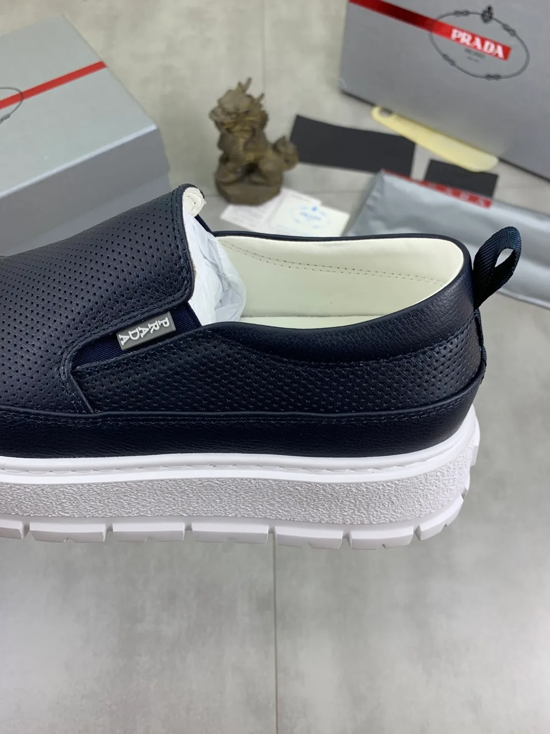Men's shoes 💰P560💰[New model] The top version is available on the official website, 🆘 The trendy brand (Prada) mainly promotes the popular model, avant-garde and versatile fashionable men's shoes, private version mold opening, cowhide surface splicing 1:1.. Stylish and simple, original imported cowhide lining cowhide feet; the atmosphere and personality are more fashionable, eye-catching and pursuing class. It will subvert the old idea and be a must-have for fashionistas with you! Must keep it for yourself! Tall and comfortable, large and low, high-end quality workmanship. The new high-end outsole on the official website. Size: 38-45. 4️⃣colors available.